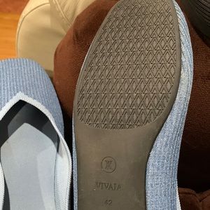 No box shoes for women color blues size 10